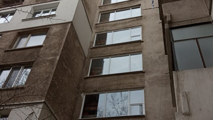 Подмазване на дограма на ЕПК стълбище