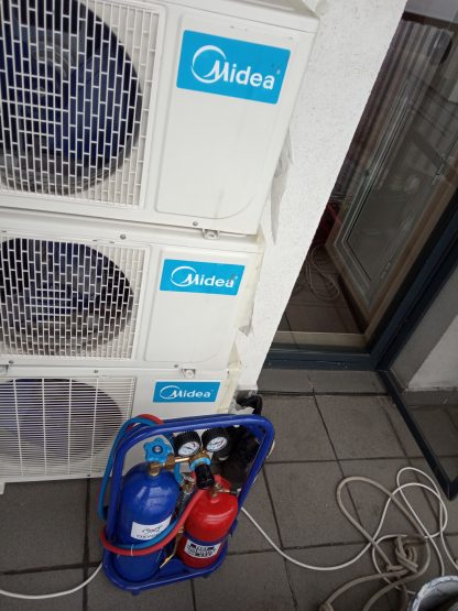 Montaj na klimatici ot alpinisti