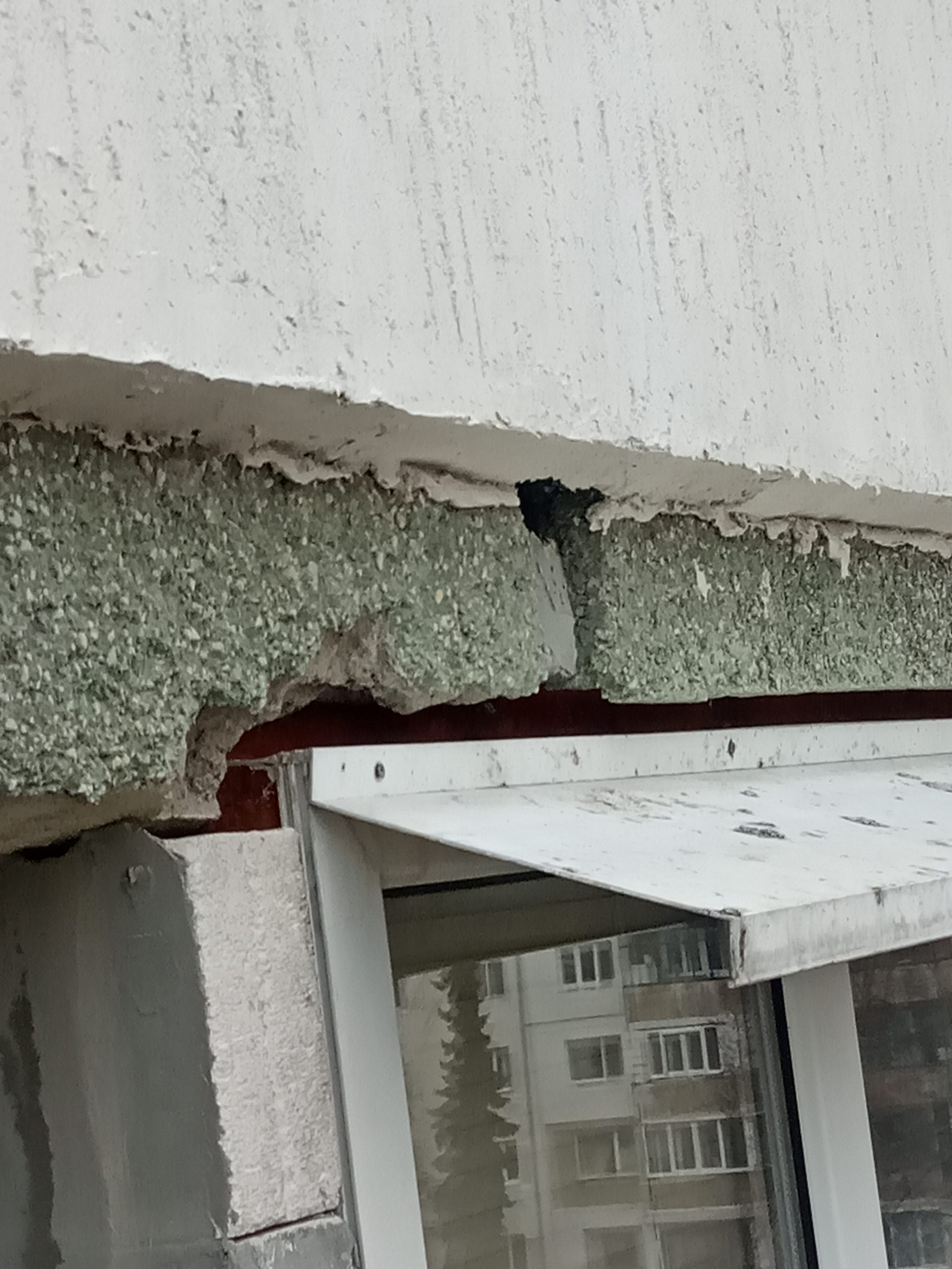 Montaj na polikarbonatna kozirka ot alpinisti