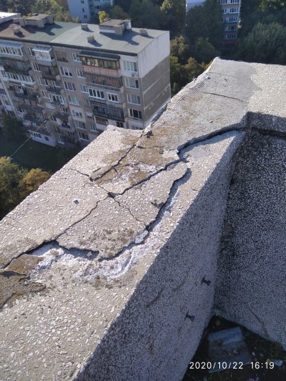 Obrushvane na mazilka i izmazvane na fasada ot alpinisti