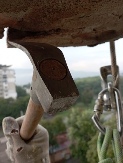 Обрушване и ремонт на чело на балкон от алпинисти