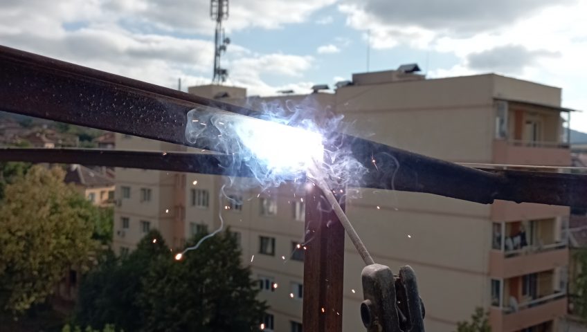 Монтаж на козирка от термопанели на балкон с алпинисти в София