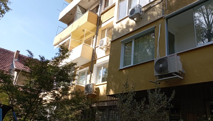 Саниране на тухлен апартамент от скеле със силиконова мазилка и монтаж на алуминиеви первази