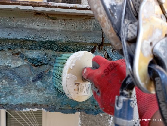 Обрушване, ремонт и измазване с мазилка на чело на балкон от алпинисти София