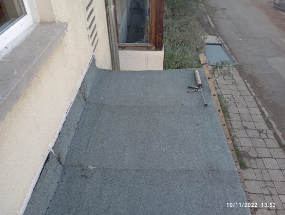 Обрушване на падаща мазилка, измазване и хидроизолация на козирка на вход