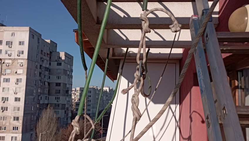 Спиране на течове от дограма, саниране на балкон и обръщане на прозорци от алпинисти