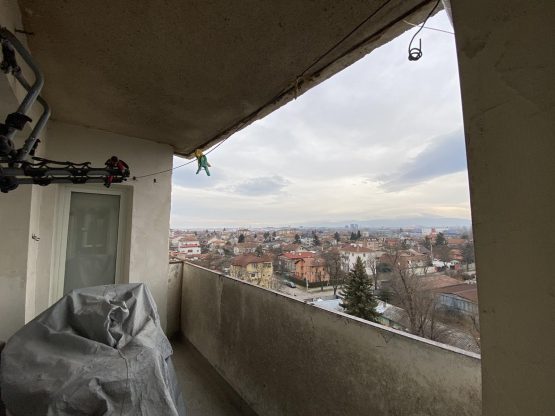 Ремонт и измазване на балкон от алпинисти. Подмазване на дограма и спиране на течове от алпинисти София.