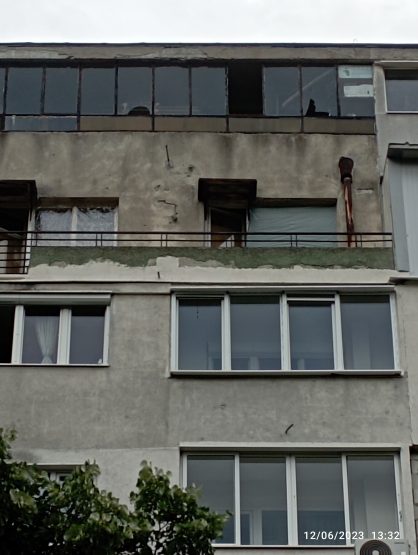 Спиране на течове и дограма от алпинисти. Измазване на балкон и ремонт на чело.