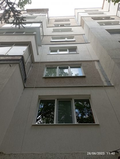 Спиране на течове от топлоизолация и монтаж на козирки от алпинисти. Обрушване на мазилка и подмазване на дограма в София.