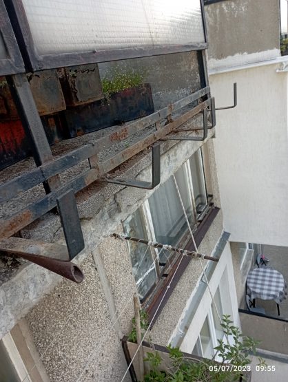 Ремонт на чело на балкон от алпинисти. Обрушване и измазване на фасада на блок в София. Ремонт на чучур полагане на минерална мазилка.