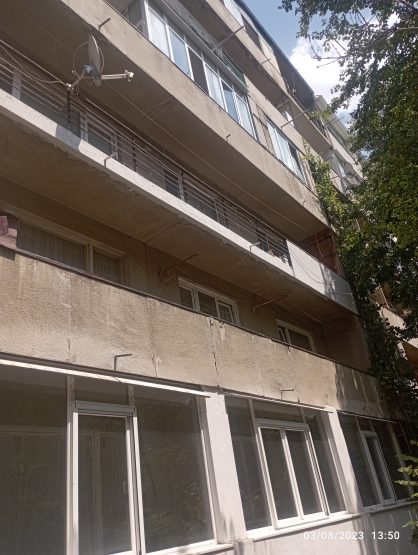 Обрушване и ремонт на чело на балкон от алпинисти. Заваряване на метален парапет и смяна на чучури. Спиране на течове от балкон в Красно Село.