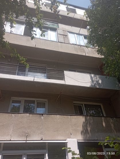 Обрушване и ремонт на чело на балкон от алпинисти. Заваряване на метален парапет и смяна на чучури. Спиране на течове от балкон в Красно Село.