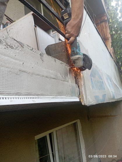Обрушване и ремонт на чело на балкон от алпинисти. Заваряване на метален парапет и смяна на чучури. Спиране на течове от балкон в Красно Село.