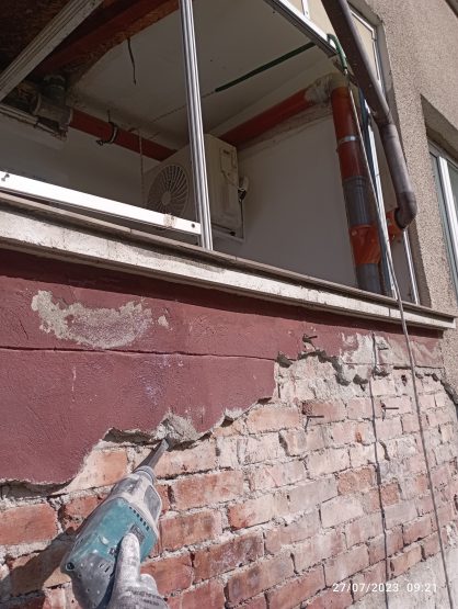 Обрушване на подкожушена мазилка и ремонт на чело на балкон от алпинисти в квартал Манастирски Ливади, София