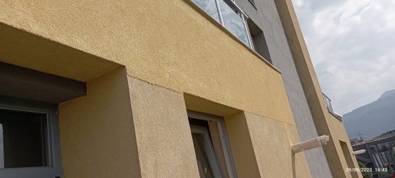Обрушване и ремонт на фасада от алпинисти. Измазване на фасада с мазилка и запушване на дупки от кълвачи в Студенстки град