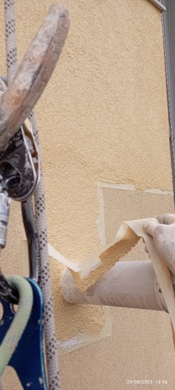 Обрушване и ремонт на фасада от алпинисти. Измазване на фасада с мазилка и запушване на дупки от кълвачи в Студенстки град