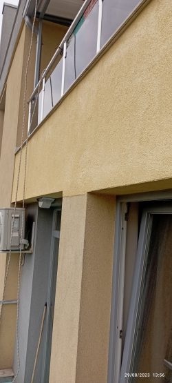 Обрушване и ремонт на фасада от алпинисти. Измазване на фасада с мазилка и запушване на дупки от кълвачи в Студенстки град