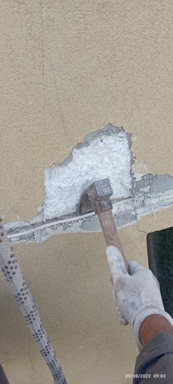 Обрушване и ремонт на фасада от алпинисти. Измазване на фасада с мазилка и запушване на дупки от кълвачи в Студенстки град