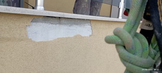Обрушване и ремонт на фасада от алпинисти. Измазване на фасада с мазилка и запушване на дупки от кълвачи в Студенстки град